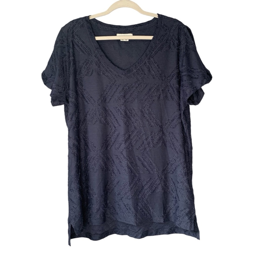 Peace & Pearls navy blue‎ Aztec eyelash relief short sleeve vneck top. Size XXL